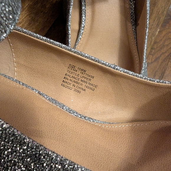 Torrid BETSEY JOHNSON SILVER BOW BACK HEEL size 10 (WW - WIDE WIDTH) NIB - Picture 14 of 17